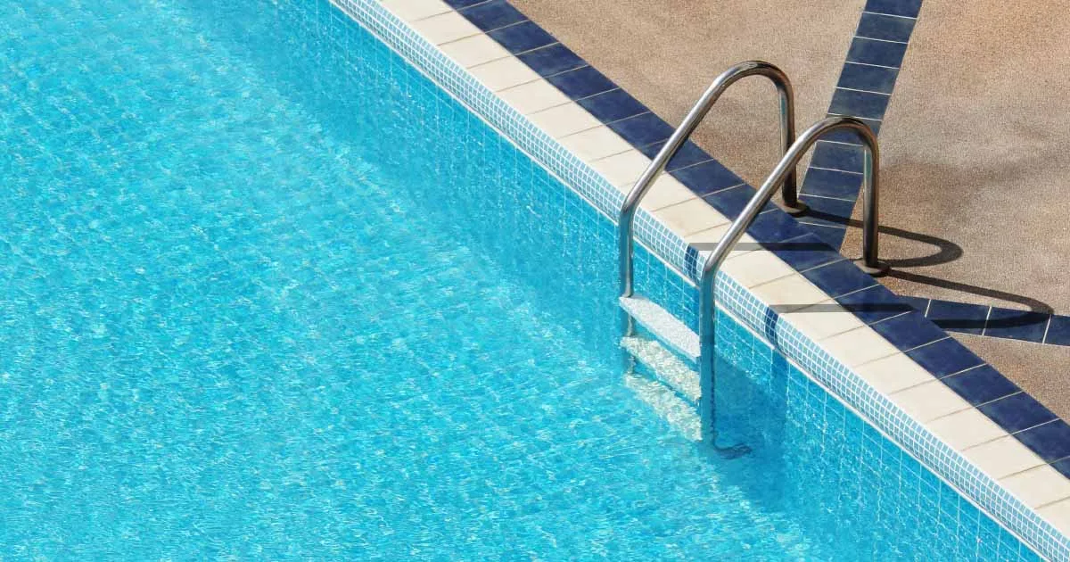 Types of Swimming Pool Tiles Explained: Glass Mosaic, Ceramic and Porcelain