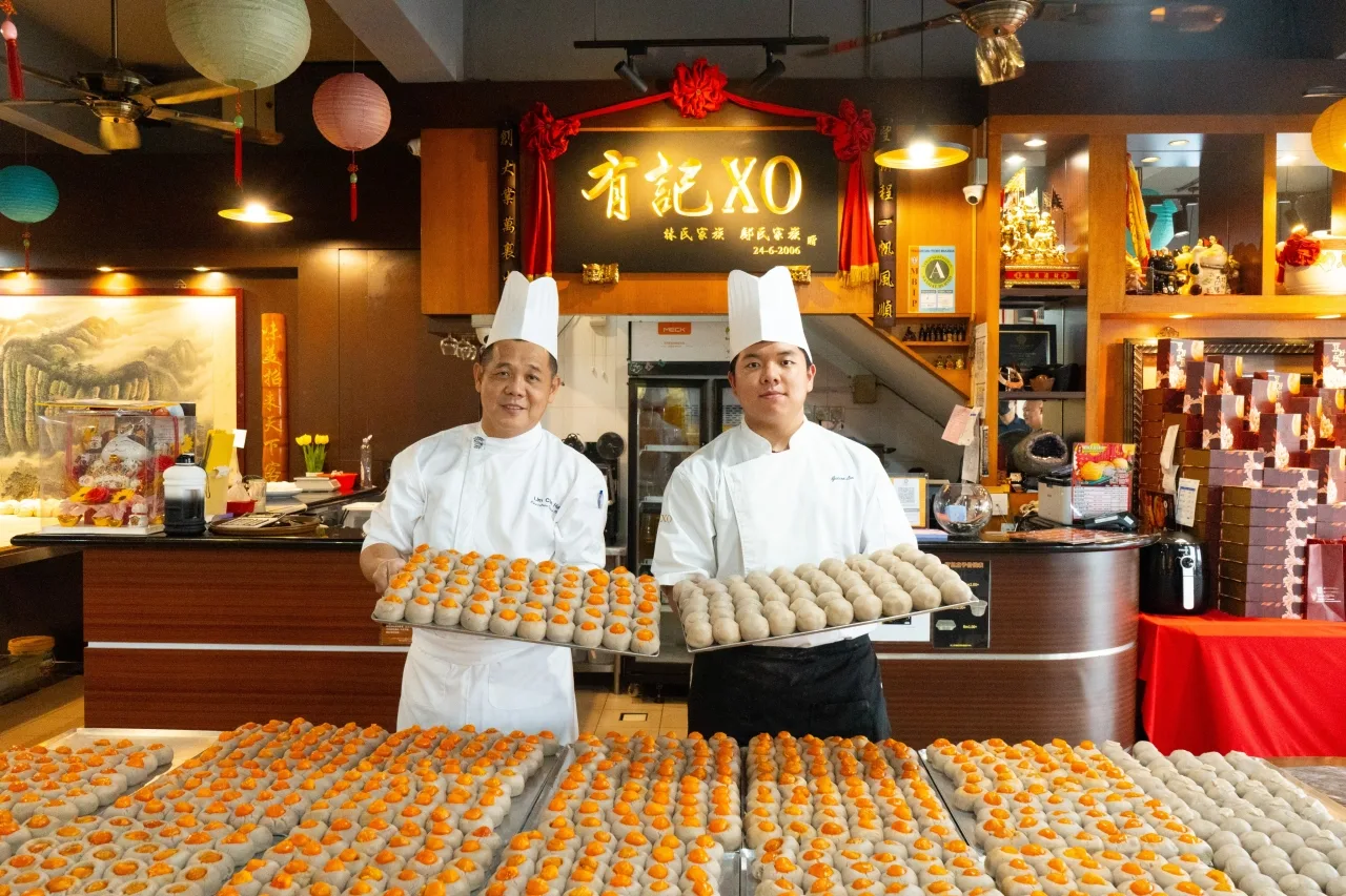 两位师傅展示手工制作的潮州月饼